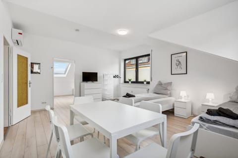 TV and multimedia, Photo of the whole room, Seating area, Dining area, Bedroom