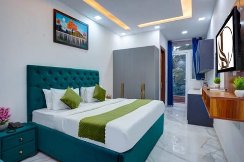 Bed, TV and multimedia, Photo of the whole room, Seating area, Bedroom
