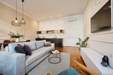 TV and multimedia, Kitchen or kitchenette, Living room, Seating area, air conditioner