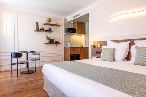 Bed, Kitchen or kitchenette, Photo of the whole room, Dining area, dishwasher, microwave