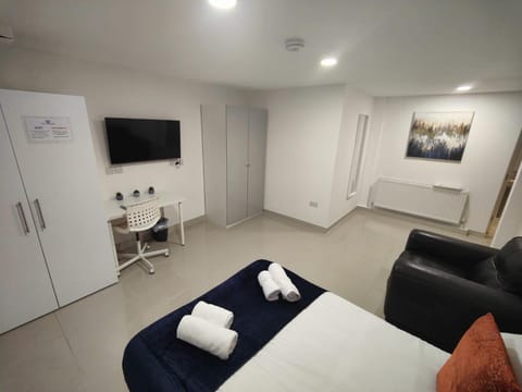 Bed, TV and multimedia, Bedroom, towels