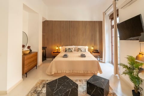 Bed, TV and multimedia, Photo of the whole room, Bedroom, towels
