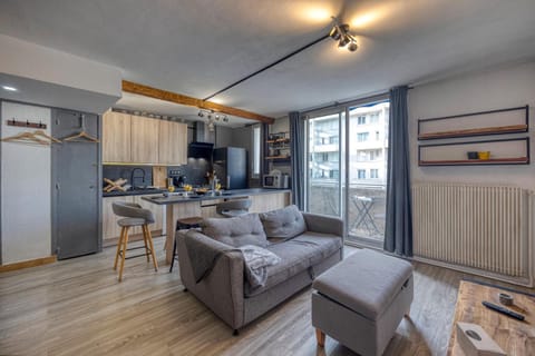 TV and multimedia, Kitchen or kitchenette, Living room, Seating area, Dining area