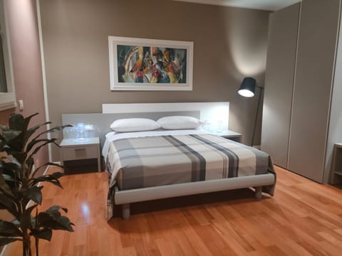Bed, Photo of the whole room, Decorative detail, Bedroom