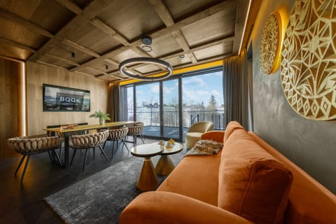 TV and multimedia, Living room, Seating area, Evening entertainment