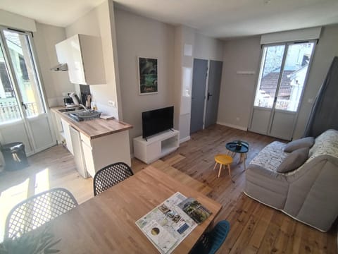 TV and multimedia, Kitchen or kitchenette, stove, kitchen