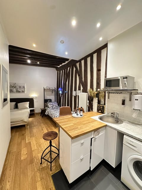 Kitchen or kitchenette, washing machine