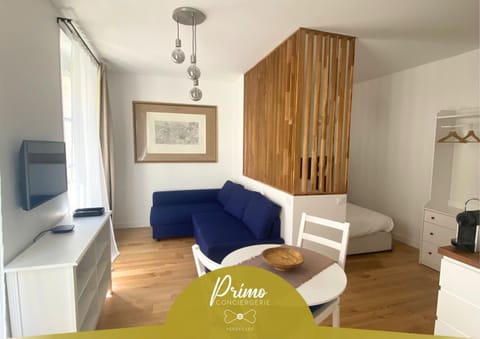 Property building, TV and multimedia, Living room, Photo of the whole room, Seating area, Bedroom