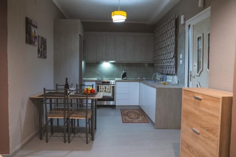 Kitchen or kitchenette, Dining area, oven, stove