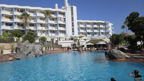Swimming pool, sunbed