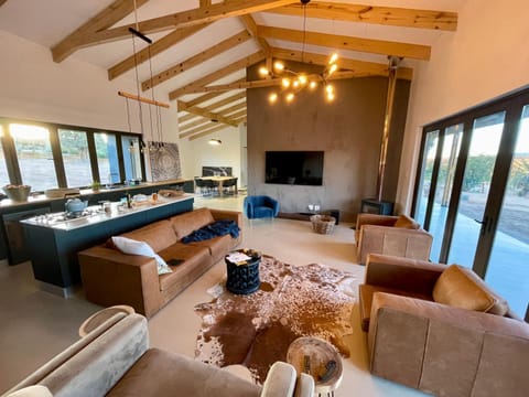 Communal lounge/ TV room, TV and multimedia, Living room, Seating area, Evening entertainment