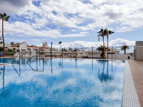 Pool view, Swimming pool, sunbed