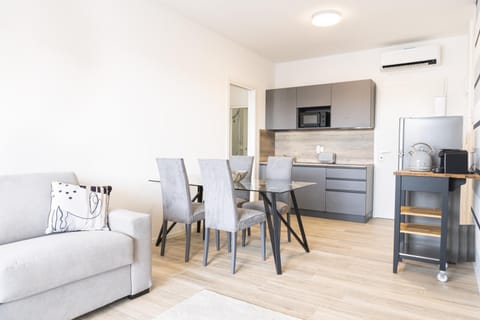Coffee/tea facilities, Kitchen or kitchenette, Living room, Seating area, Dining area, oven, stove, toaster, air conditioner