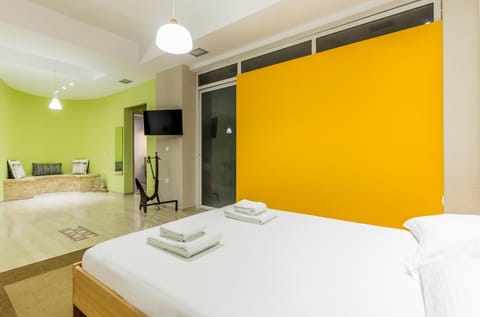 Bed, TV and multimedia, Photo of the whole room, towels