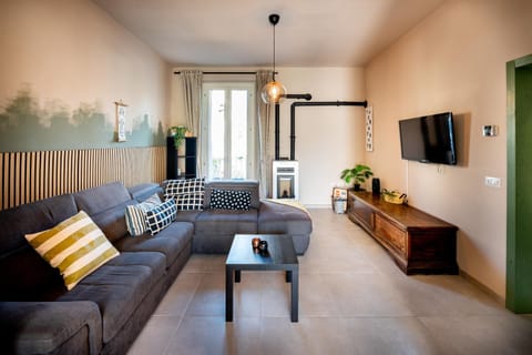 Communal lounge/ TV room, TV and multimedia, Living room, Seating area, Evening entertainment