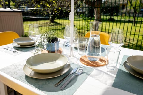 Day, Garden, Food and drinks, Dining area, Food, Garden view, Drinks