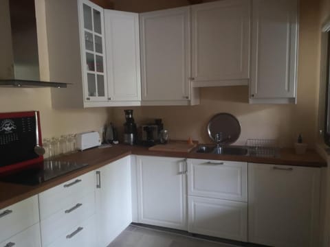 Chambre indépendante avec salle de bains et cuisine Vacation rental in Provence-Alpes-Côte d'Azur