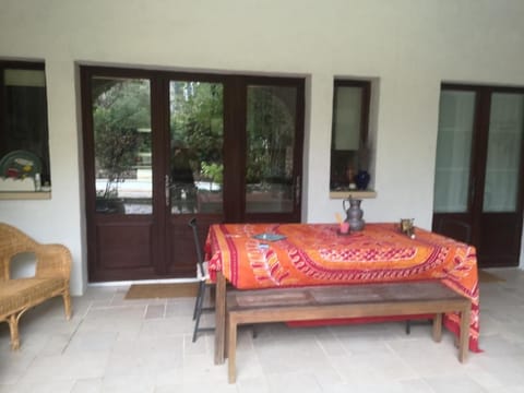 Chambre indépendante avec salle de bains et cuisine Vacation rental in Provence-Alpes-Côte d'Azur