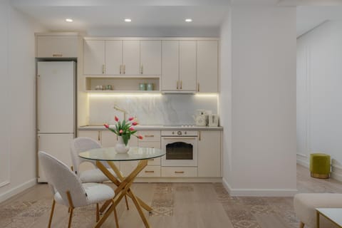 Kitchen or kitchenette, Dining area, stove