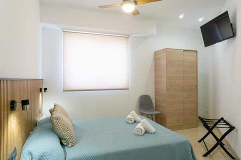 Bed, TV and multimedia, Photo of the whole room, Bedroom, towels