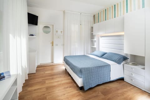 Bed, Hot Tub, Solarium, TV and multimedia, Bedroom, Breakfast, wardrobe