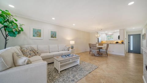 Walkable to Beach, Restaurants, Entertainment! Apartment in Saint Armands Key