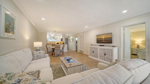 Walkable to Beach, Restaurants, Entertainment! Apartment in Saint Armands Key