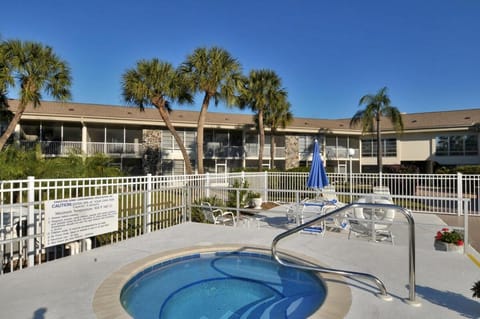 Walkable to Beach, Restaurants, Entertainment! Apartment in Saint Armands Key