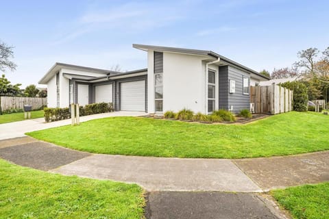 Property building, Garden, Parking