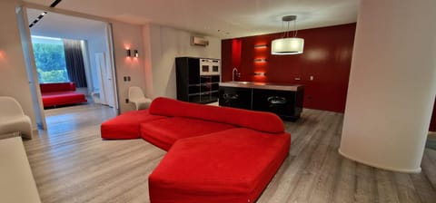 Property building, TV and multimedia, Kitchen or kitchenette, Living room, Seating area, Dining area, minibar, oven, pet friendly