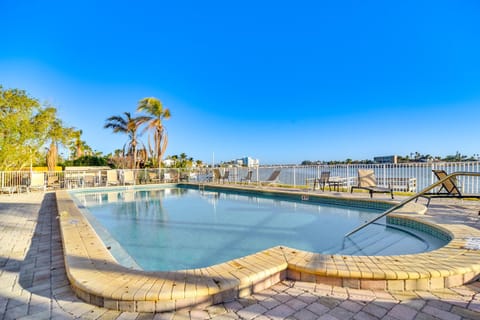 Short Walk to Bay and Ocean Treasure Island Condo Apartment in Treasure Island