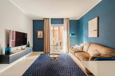 Bed, TV and multimedia, Living room, Photo of the whole room, Seating area, Bedroom