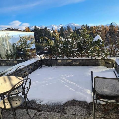 Beau studio avec piscine et terrasse à Crans Montana Apartment in Crans-Montana
