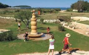 Day, group of guests