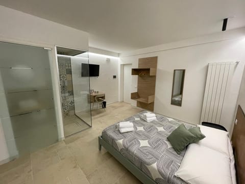 Shower, Bed, Bathroom, TV and multimedia, Photo of the whole room, Bedroom, towels, wardrobe