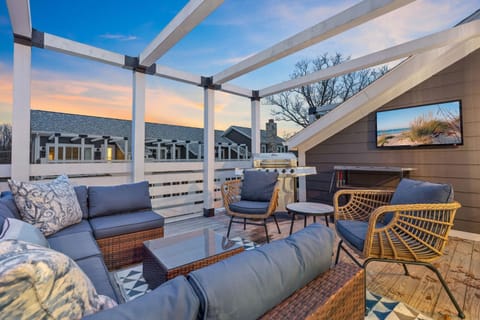 The Happy Place by Juniper Holiday + Home House in Chikaming Township