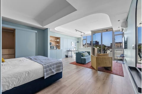 Communal lounge/ TV room, Bed, TV and multimedia, Kitchen or kitchenette, Living room, Photo of the whole room, Seating area, Evening entertainment, Bedroom