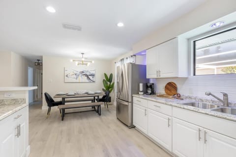 Kitchen or kitchenette, Dining area, pet friendly, stove