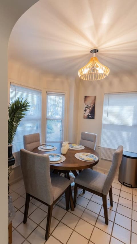 4 Bedroom 2 and a half bath that Sleeps 8 Near it all Ford Telegraph House in Dearborn Heights