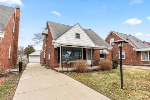 Near Greenfield Village-Downtown Dearborn-Oakwood House in Dearborn Heights