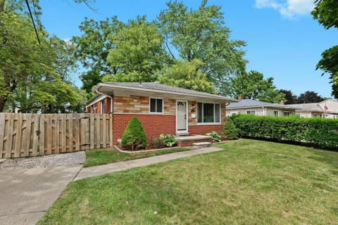 Big Fenced Backyard Sleeps 8 House in Dearborn Heights