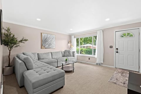 Big Fenced Backyard Sleeps 8 House in Dearborn Heights