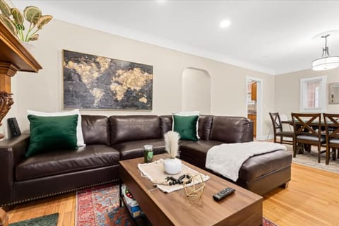 4 Bedroom 2 Bath Middle of it all Sleeps 8 House in Dearborn