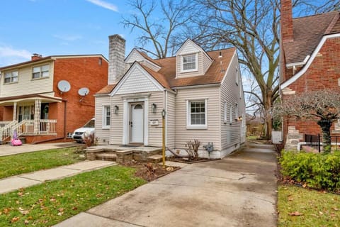 4 Bedroom 2 Bath Middle of it all Sleeps 8 House in Dearborn