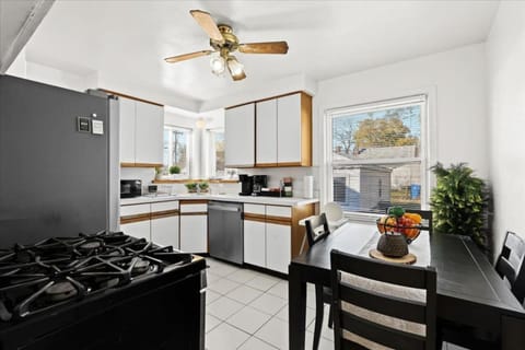 Cozy 4 Bedroom-Outdoor furniture- 2 bathrooms House in Inkster