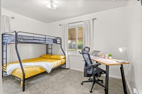 Cozy 4 Bedroom-Outdoor furniture- 2 bathrooms House in Inkster