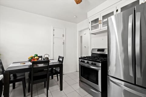 Cozy 4 Bedroom-Outdoor furniture- 2 bathrooms House in Inkster