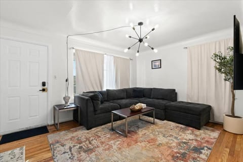 Cozy 4 Bedroom-Outdoor furniture- 2 bathrooms House in Inkster