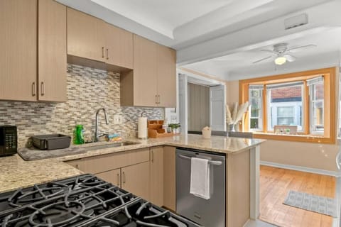 Modern Townhouse Near Everything Shopping Center House in Dearborn