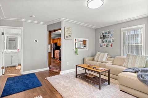 Cozy 3 Bedroom Near Airport And Downtown Detroit House in Dearborn Heights